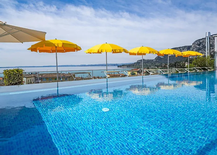 Sky Pool Sole Garda